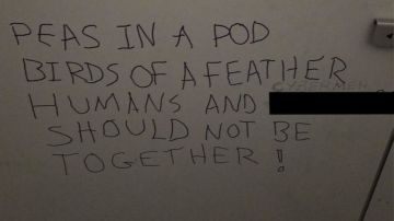 Esta frase (aquí censurada) fue encontrada en el baño de uno de los edificios del campus