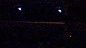 Las imágenes muestran como la mujer les tira su bebida por encima tras insultarles