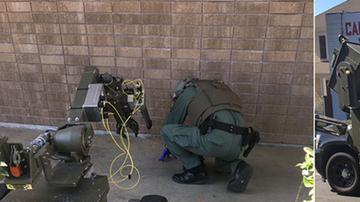 Un escuadrón antiexplosivos empleó un robot para examinar y destruir el artefacto