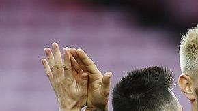 El delantero argentino del Barcelona Lionel Messi celebra junto a sus compañeros Ivan Rakitic y Andrés Iniesta uno de sus goles marcados ante Las Palmas. EFE