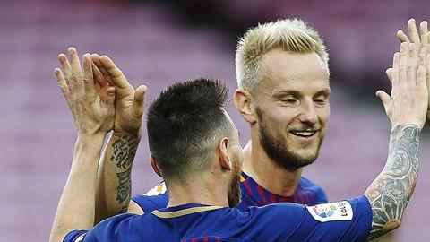 El delantero argentino del Barcelona Lionel Messi celebra junto a sus compañeros Ivan Rakitic y Andrés Iniesta uno de sus goles marcados ante Las Palmas. EFE