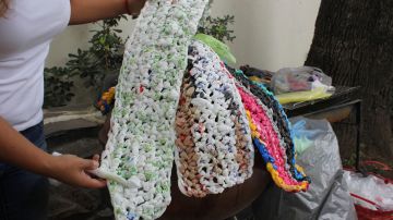 Tapetes realizados con bolsas de plástico reciclado.