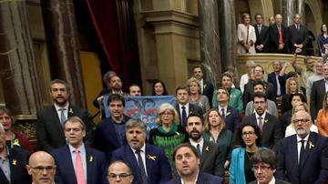 El pleno del Parlament, sin los grupos del PPC, PSC y C's, entonan el himno catalán tras aprobar la declaración de independencia.
