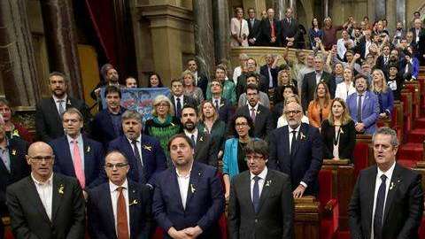 El pleno del Parlament, sin los grupos del PPC, PSC y C's, entonan el himno catalán tras aprobar la declaración de independencia.