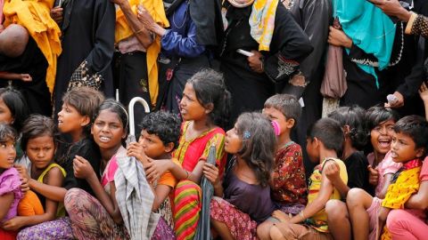 Mujeres y niños pertenecientes a la minoría musulmana rohinyá hacen cola para recibir comida en un campo de refugiados en la localidad de Ukhiya (Bangladesh. EFE