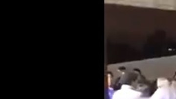 Policías se enfrascaron a golpes con aficionados en el estadio Azteca