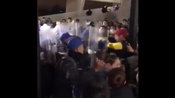 Policías se enfrascaron a golpes con aficionados en el estadio Azteca