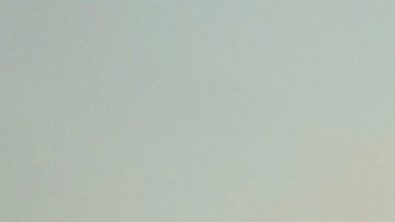 Un bombero intenta apagar las llamas consumiendo a un hogar.