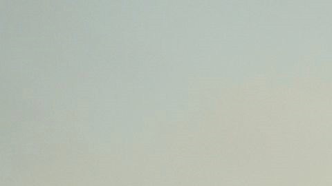 Un bombero intenta apagar las llamas consumiendo a un hogar.