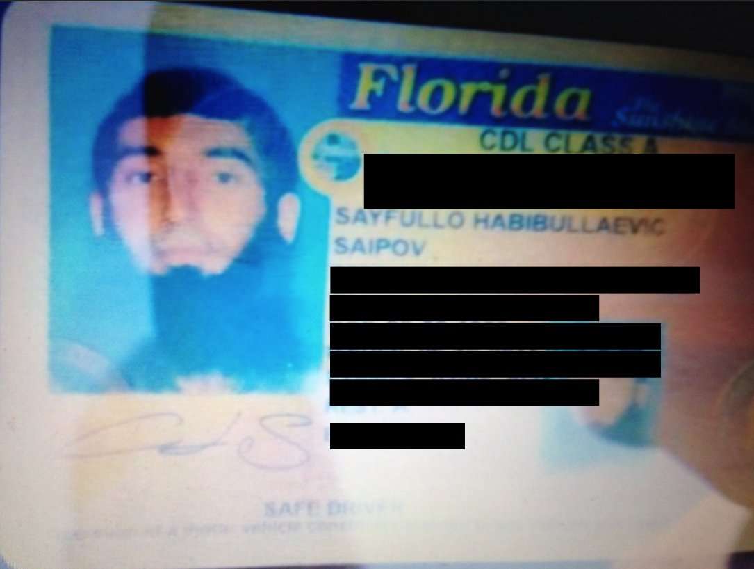 Imagen de la licencia de conducción que portaba el atacante en el mometo de su arresto. (NYPD)