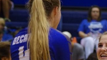 Autumn Finney es la jugadora de voleibol que ha revolucionado al mundo con su desafío a las leyes de gravedad.