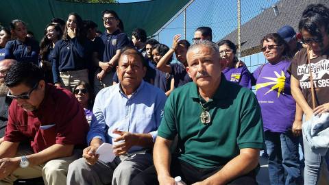 Asistieron a la firma de la ley, líderes pro inmigrantes, Pablo Alvarado de la Red Nacional de Jornaleros y Romulo Avélica, (Foto: Pilar Marrero)