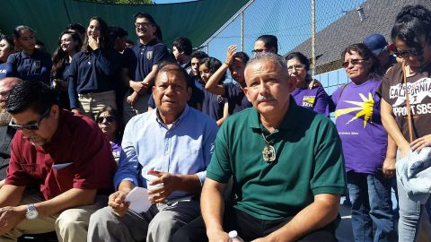 Asistieron a la firma de la ley, líderes pro inmigrantes,  Pablo Alvarado de la Red Nacional de Jornaleros  y Romulo Avélica, (Foto: Pilar Marrero)