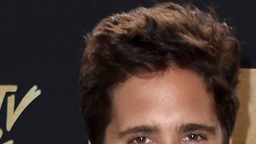 Diego Boneta y Becky G presentarán los Latin AMAs en Telemundo
