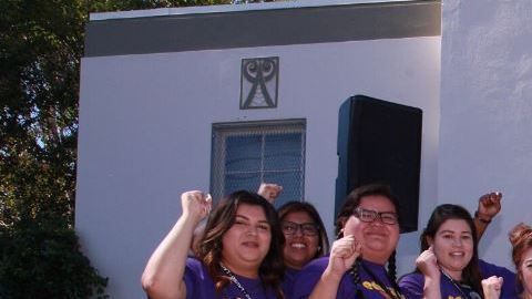 El asambleísta Raúl Bocanegra, acompañado por trabajadoras escolares.