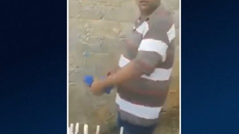 El sujeto sacó el arma etre sus ropas. Foto Especial