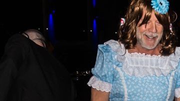 Bruce Willis y Stephen J. Eads, su asistente, disfrazados de las gemelas protagonistas de la película de Kubrick.