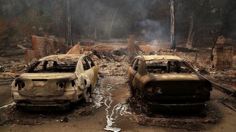 Coches completamente calcinados en Glen Ellen (Foto: Justin Sullivan/Getty Images)