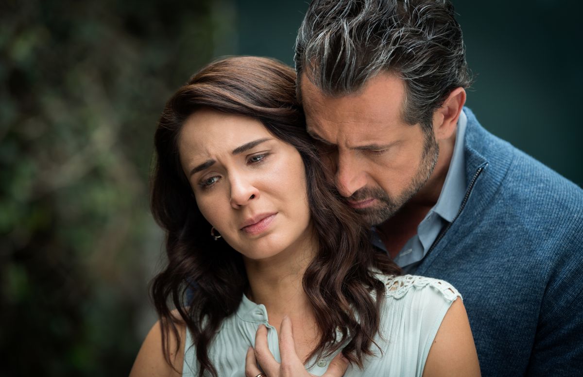 Gabriel Soto y Adriana Louvier en la telenovela "Caer en tentación"