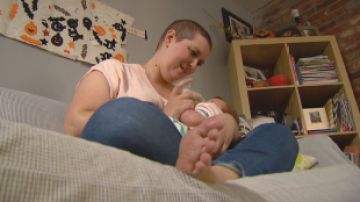 Sarah Pearson con su bebé nacido en plena lucha contra el cáncer