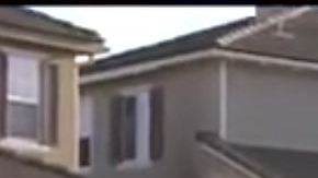 El hombre Exigía que le dejara entrar, quemó una puerta y entró por el patio trasero de la casa