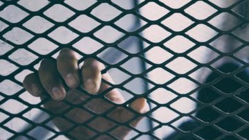 Fotografía de archivo de un hombre en prisión.