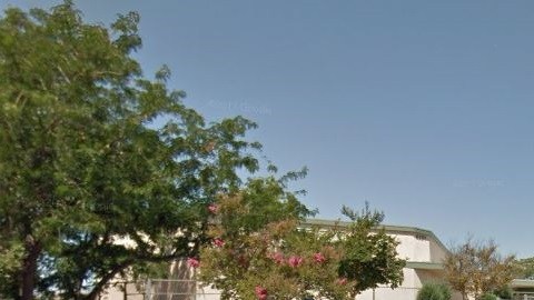 Entrada del recinto escolar.