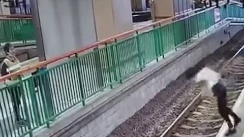 La trabajadora se limpieza se detuvo a saludar. Foto YouTube