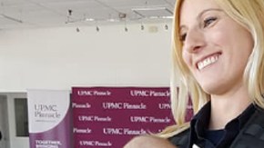 Dani Kamenear, una paramédico que fue atacada consigue salvar la vida y la de su bebé.