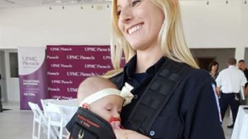 Dani Kamenear, una paramédico que fue atacada consigue salvar la vida y la de su bebé.