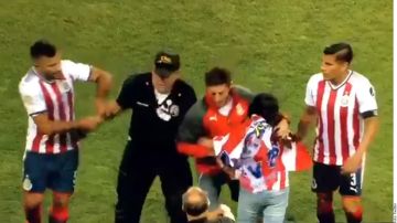 Jugadores de Chivas defendieron a una aficionada de la rudeza de un elemento de seguridad