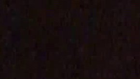 Paramédicos trasladan a herido a un hospital.