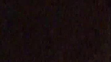 Paramédicos trasladan a herido a un hospital.