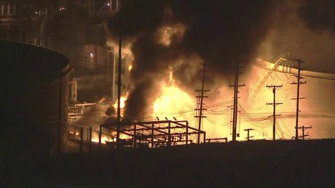 El incendio se produjo después de una explosión reportada en el área alrededor de las 10:30 p.m.