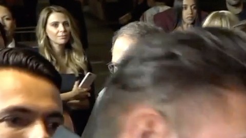 Eugenio Derbez mira a Paco Fuentes tras recibir golpe de Eduardo Yáñez