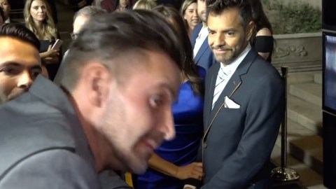 Eugenio Derbez mira a Paco Fuentes tras recibir golpe de Eduardo Yáñez