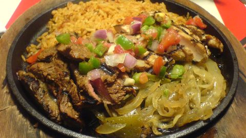 Un plato de fajitas de carne y pollo.