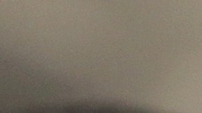 El alcalde en el aeropuerto de Los Ángeles, esperando la llegada del iranés Ali Vayeghan, a quien se le impidió ingresar a EEUU tras el veto de viaje de Donald Trump.
