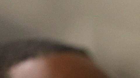 El alcalde en el aeropuerto de Los Ángeles, esperando la llegada del iranés Ali Vayeghan, a quien se le impidió ingresar a EEUU tras el veto de viaje de Donald Trump.