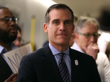 El alcalde en el aeropuerto de Los Ángeles, esperando la llegada del iranés Ali Vayeghan, a quien se le impidió ingresar a EEUU tras el veto de viaje de Donald Trump.