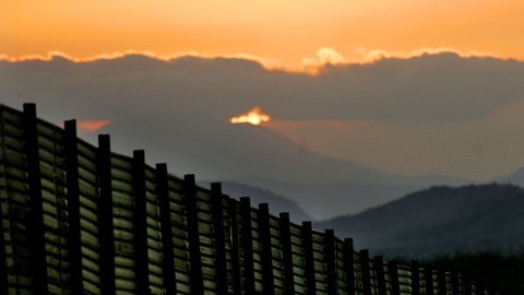 El muro no es la única legislación contra los inmigrantes.