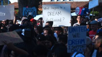 Activistas se han movilizado en defensa de los "Dreamers". AFP/Getty Images