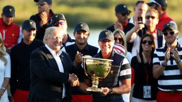 El presidente entregó el trofeo al primer lugar en la Copa Presidente de golf