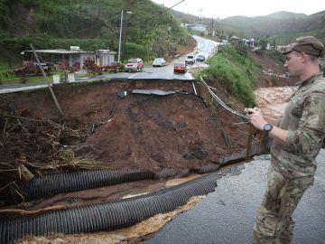 Los pobladores de la isla sigue padeciendo el devastador paso del huracán María.