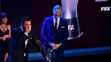Gianluigi Buffon lloró cuando recibió el premio al mejor portero. BEN STANSALL/AFP/Getty Images
