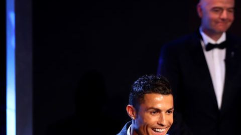 Cristiano Ronaldo recibió el premio de manos de Maradona y Ronaldo. Michael Steele/Getty Images