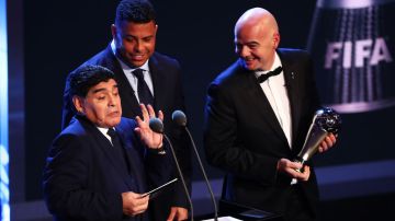 Diego Maradona, Ronaldo y Gianni Infantino. Getty Images.