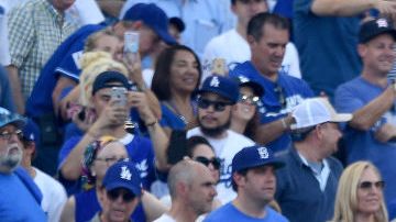 Fanáticos en Dodgers Stadium, en el primer juego de la Serie Mundial.