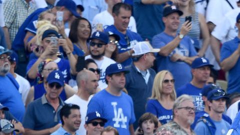 Fanáticos en Dodgers Stadium, en el primer juego de la Serie Mundial.