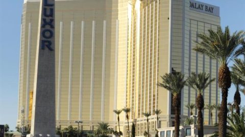 Hotel Mandalay Bay, desde donde se realizó la matanza en Las Vegas. EFE